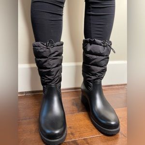 Moncler boots worn only once. In new condition no scratches.